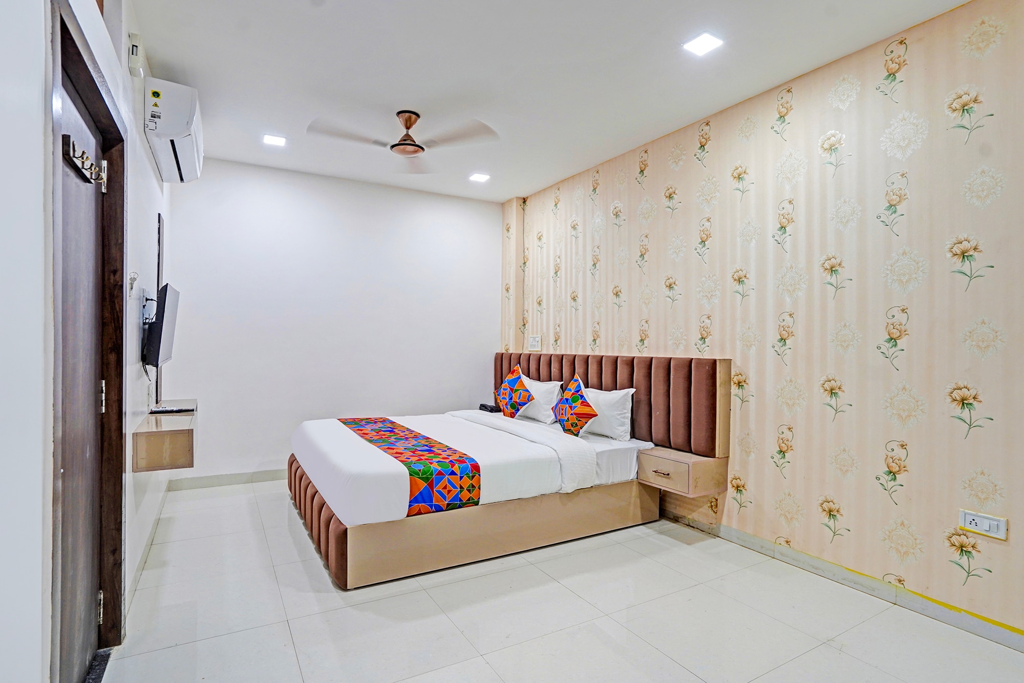 FabHotel Amrit Palace - Skye Corporate Park - Tap to explore photos