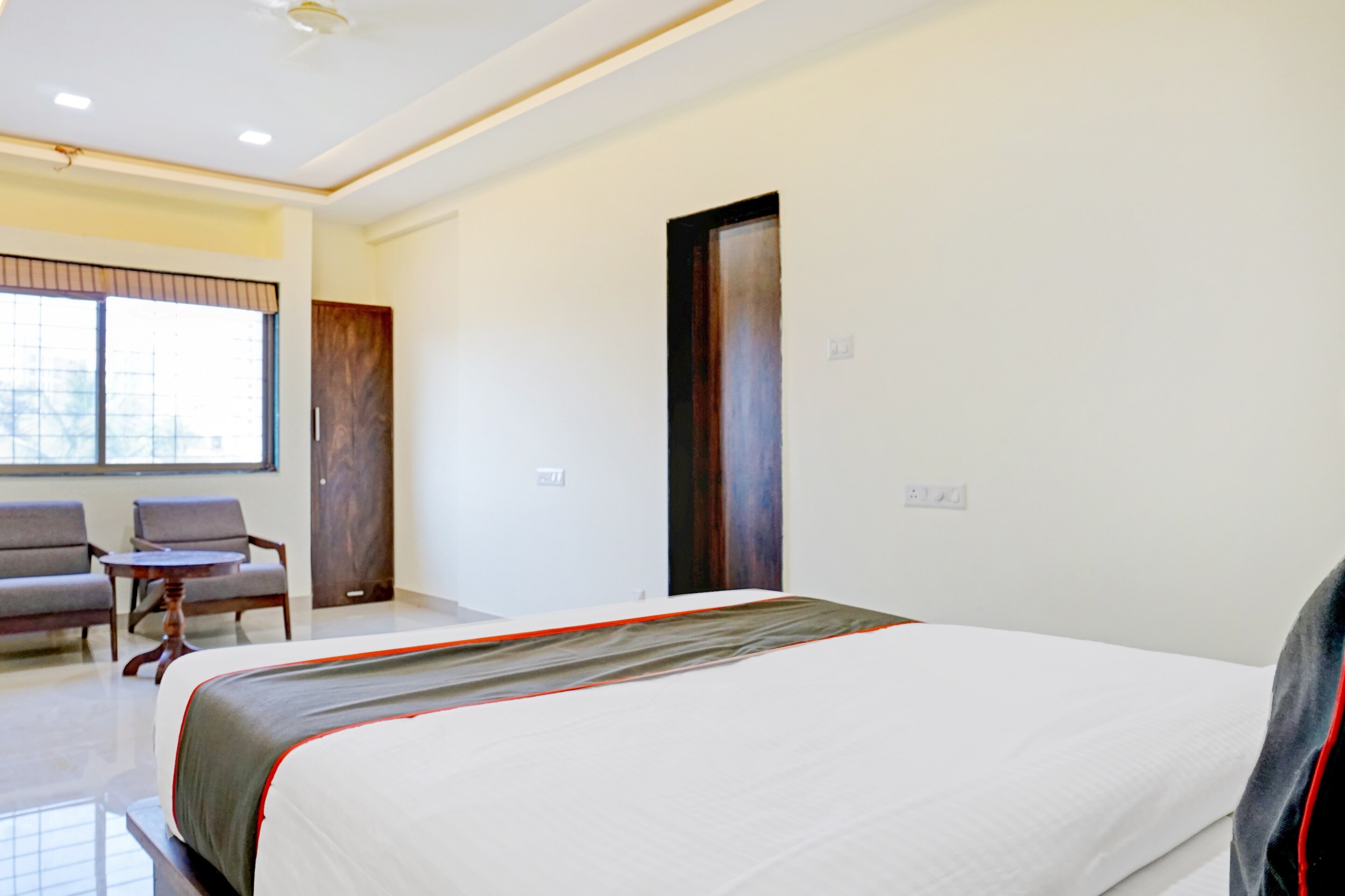 Super Townhouse Hotel Classy Stay - Tap to explore photos