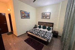 AAA Hotel and Restaurant, Guptkashi