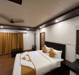DOUBLE BEDROOM