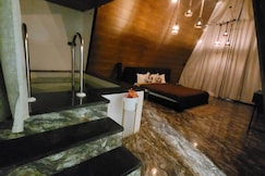 Kinshuk Holiday, Mandu