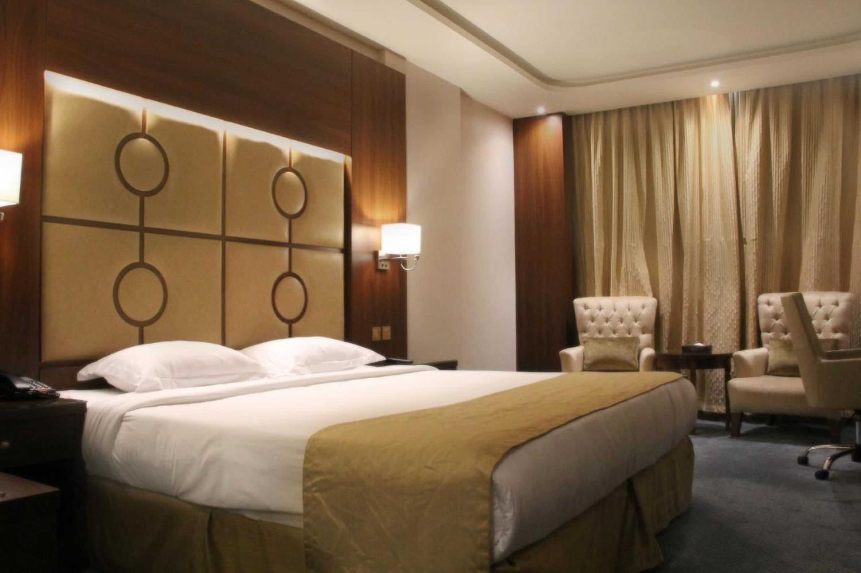 POP 710 Belvilla Alhamra Vivid Plaza Hotel - Tap to explore photos