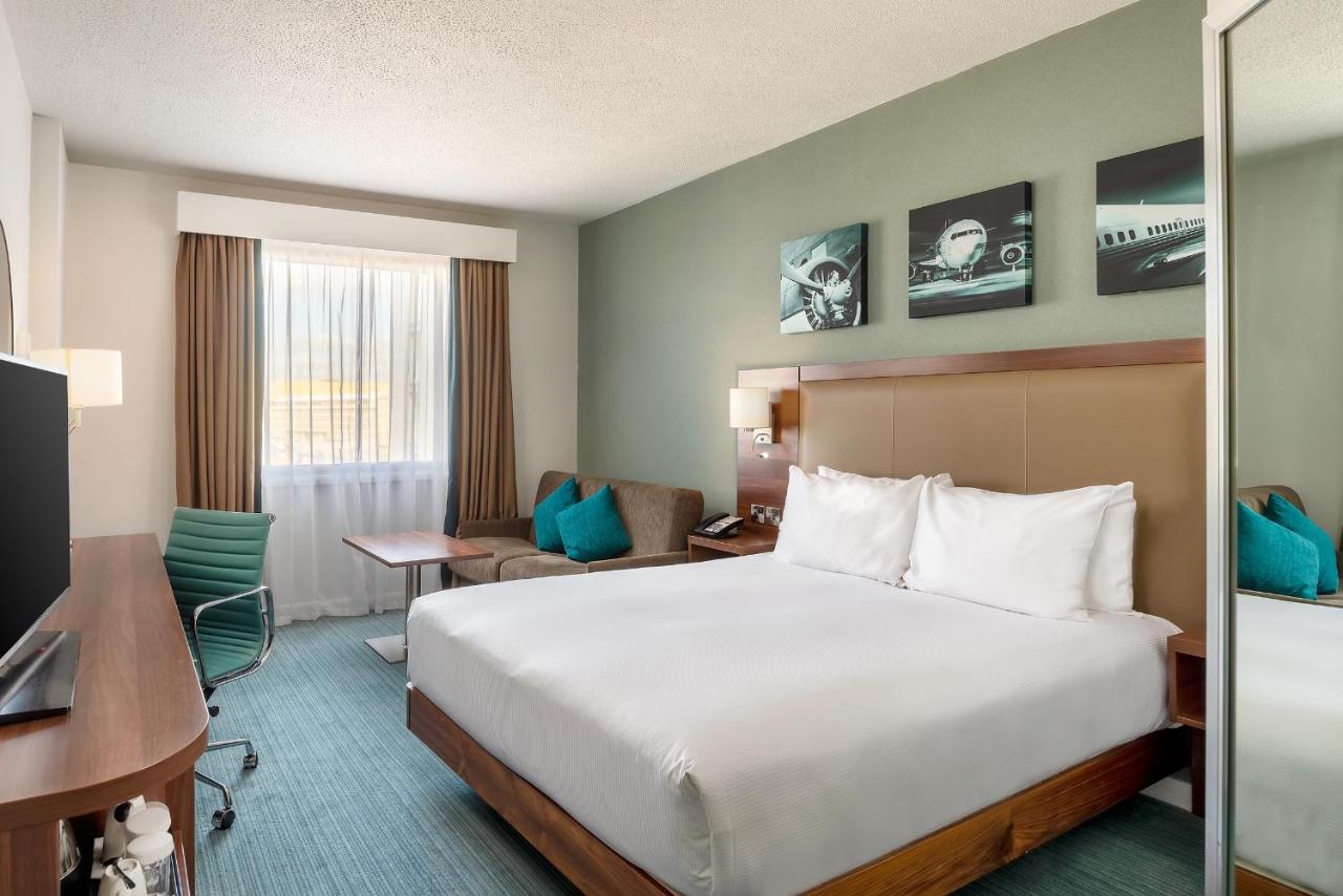 Hilton Garden Inn London Heathrow Airport - Tap to explore photos
