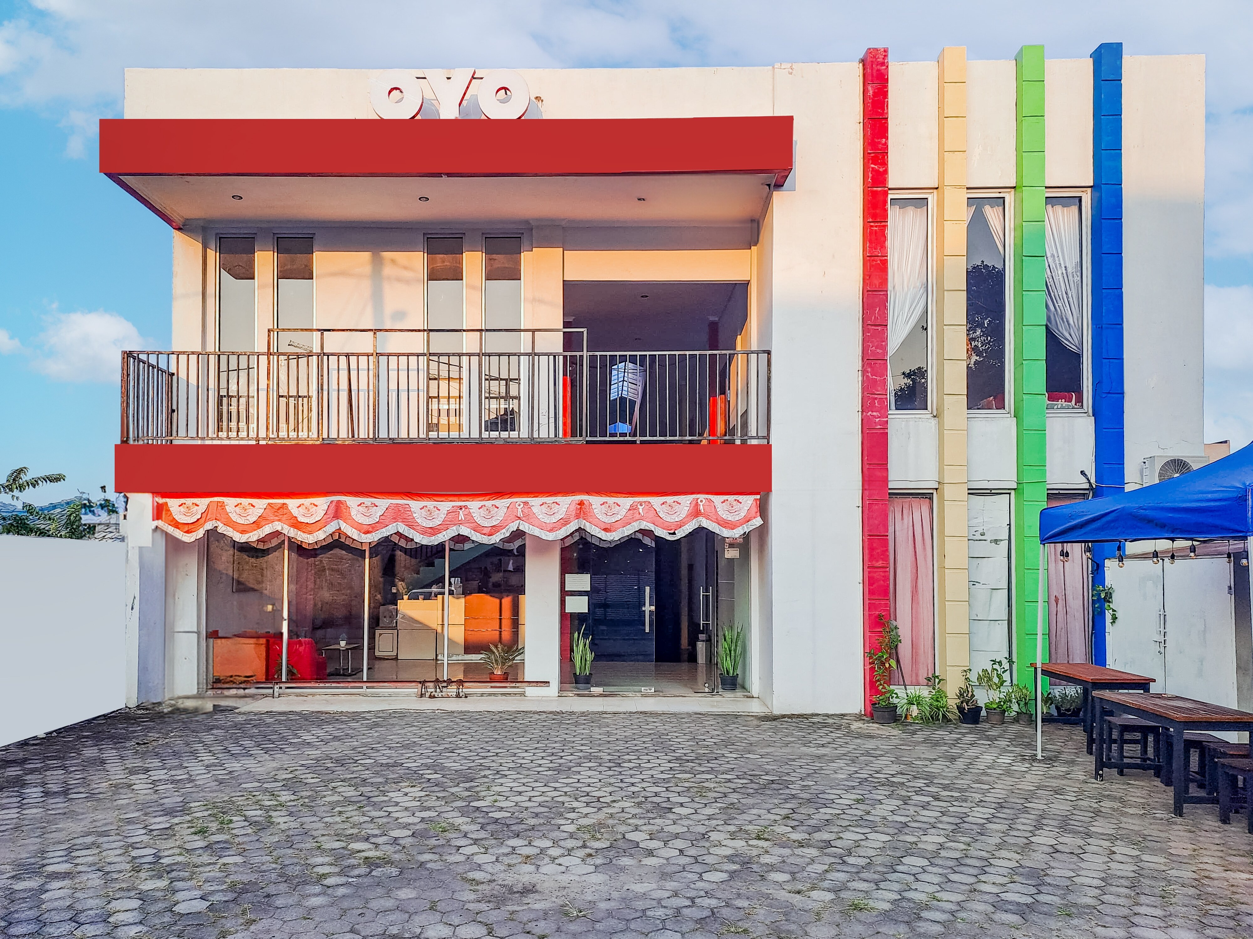 Hotel O Enggal Near Gor Saburai Formerly Hotel Pelangi - Tap to explore photos