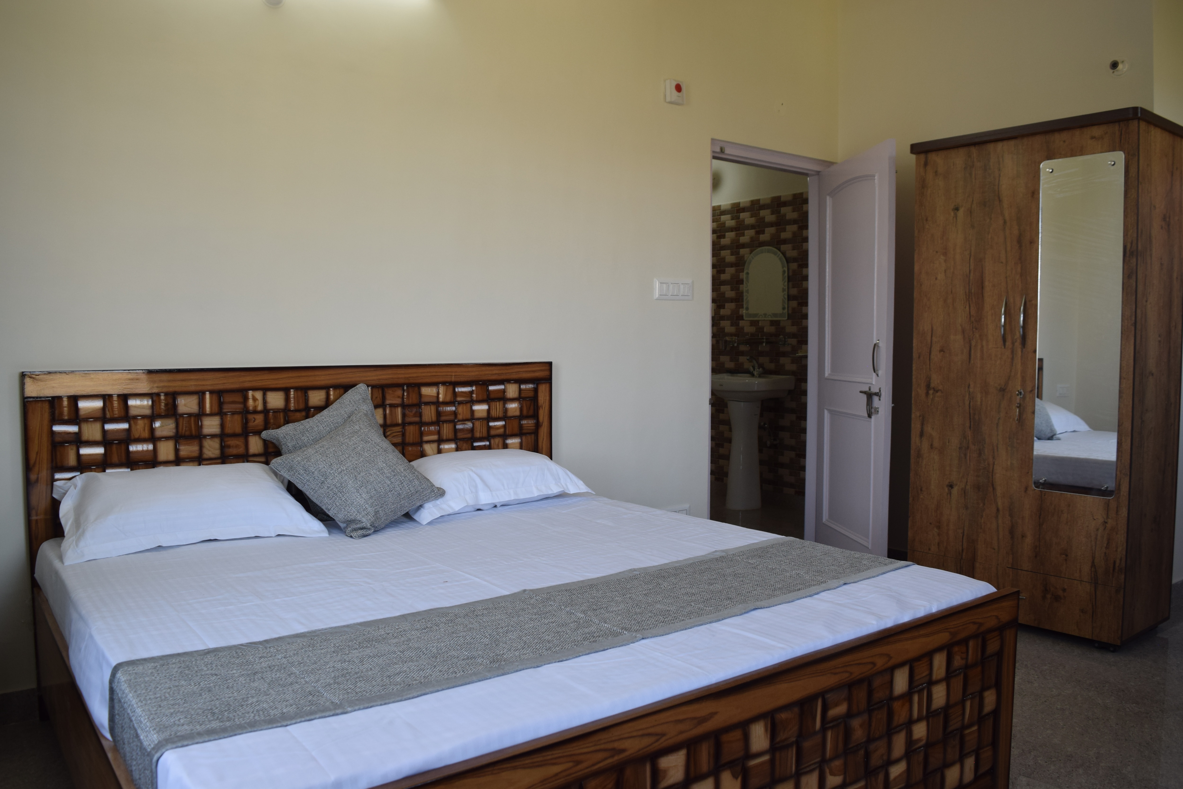Radhe Krishna Home Stay - Tap to explore photos
