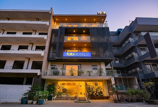 FabHotel Sai Village Sector 46