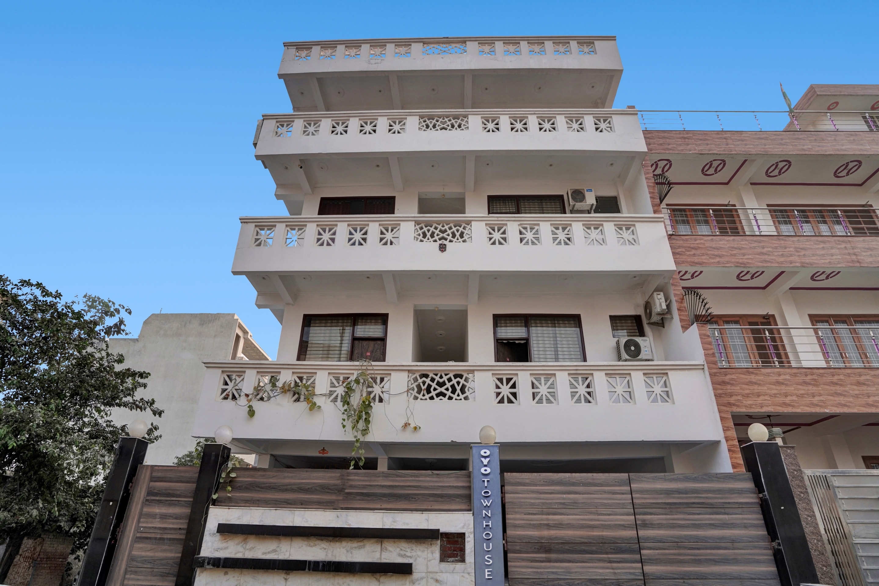 Collection O Samira Residency Near Botanic Garden Of Indian Republic - Tap to explore photos