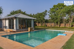 StayVista at Kaimalgarh Aravalli Estate with Pool & Lake view, Manesar