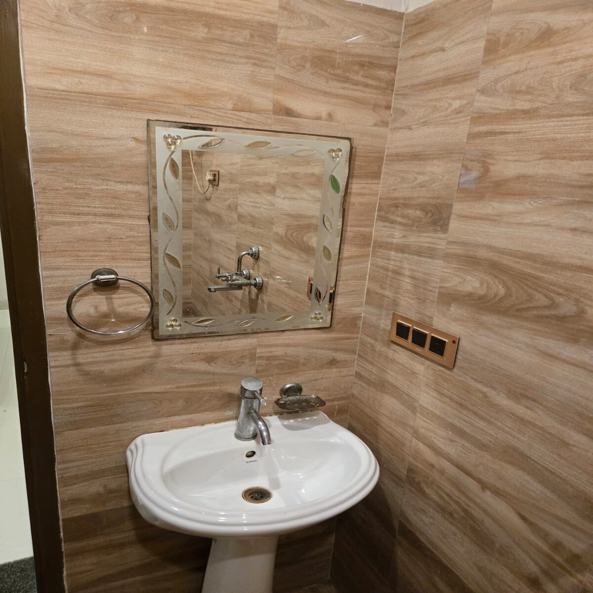 Hotel Prateek Plaza - Tap to explore photos