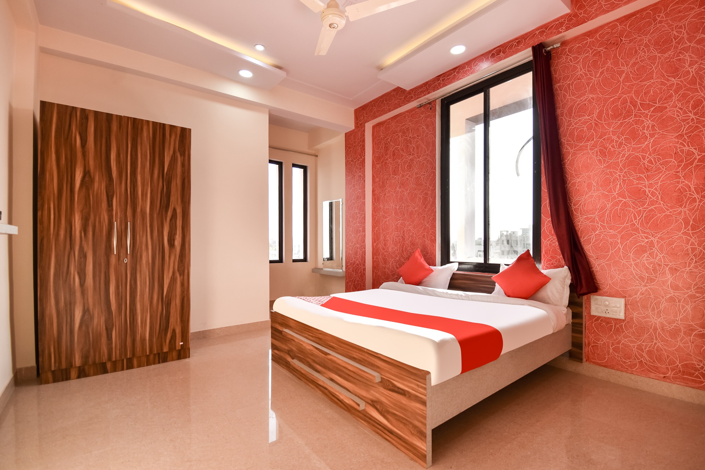 Super OYO 70183 Sai Kripa Lodging - Tap to explore photos