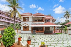 Luxury Oasis 3BR AC Villa Garden Balcony Lounge, Adoor