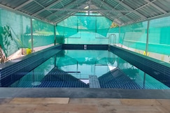 Johnson's Homestay With Pool & Ecohouseboat near town & beach, Alleppey