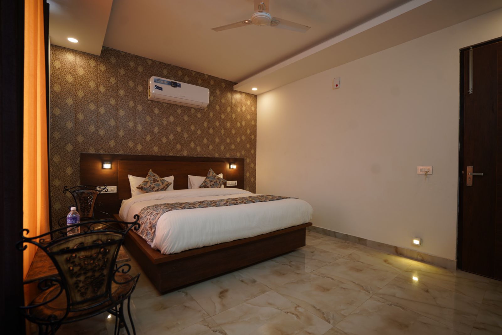 Hotel Artize Zirakpur - Tap to explore photos