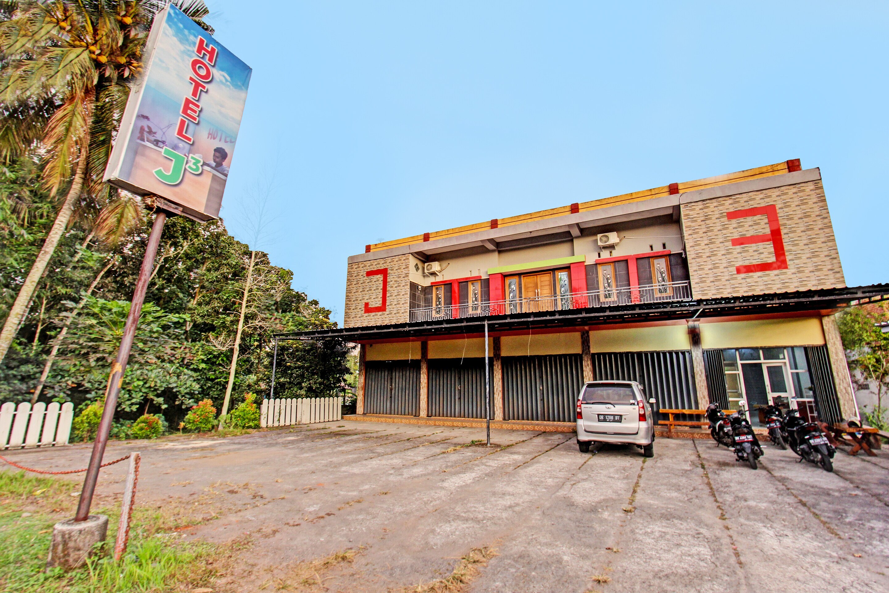 OYO 91210 Hotel J3 - Tap to explore photos