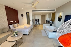 Highrise Heaven with Jacuzzi Garden Patio 2, Gurgaon