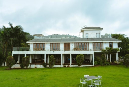360 pawna 8 BHk Lake view villa by Hangout