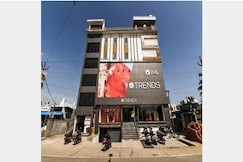 HOTEL  S R GRAND, Vijaywada