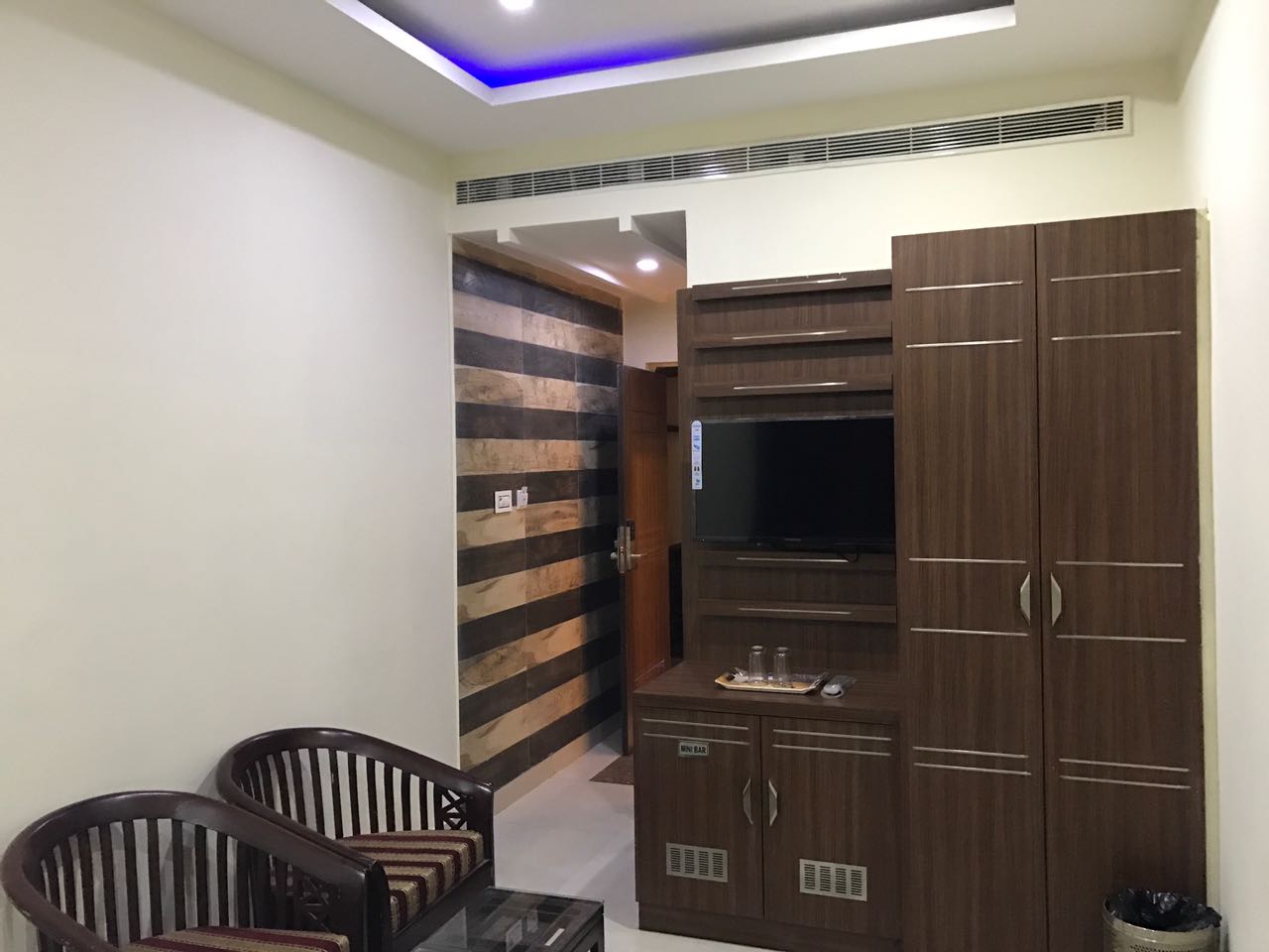 Hotel Shreya - Tap to explore photos
