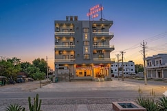 Hotel Glorious Inn ( 8 minutes walk from khatu shyamji Temple), Khatu