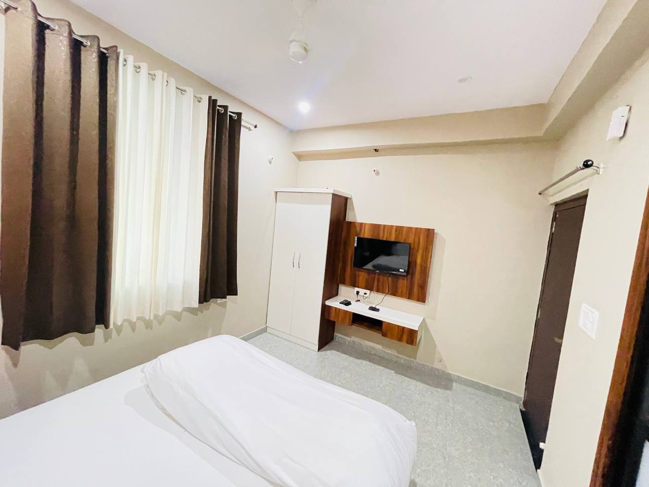 SHREE JI HOTEL - Tap to explore photos