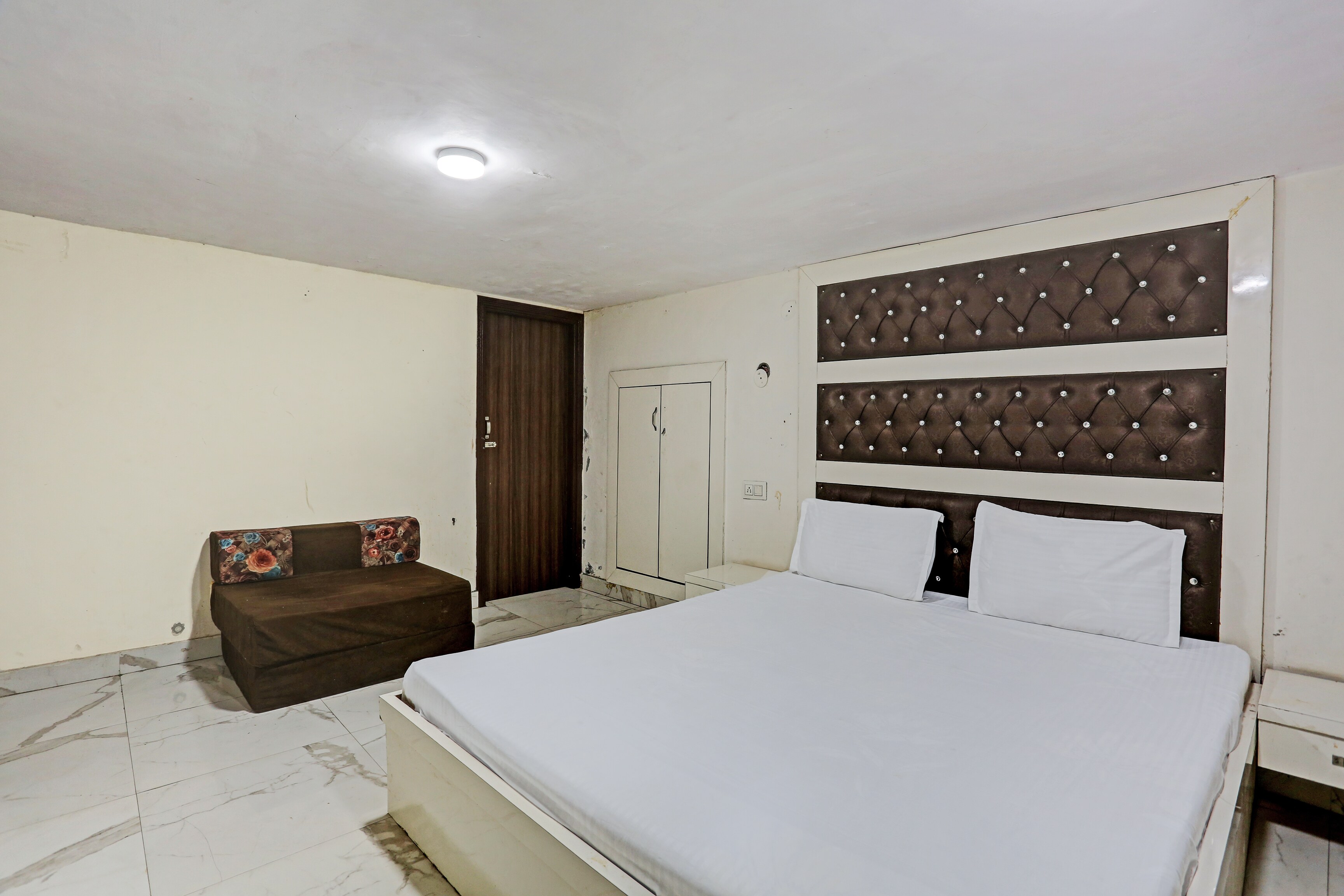 Hotel O Saffron Night Stay - Tap to explore photos