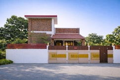 Golden Loom 2BHK Homestay by Homeyhuts, Kanchipuram