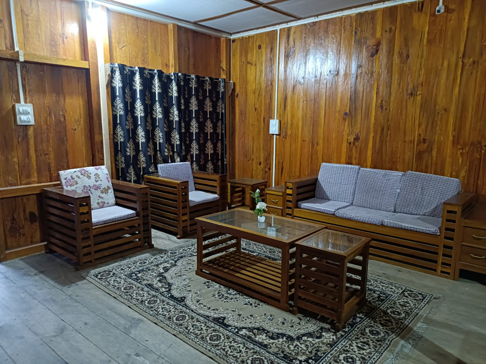 ZIRONIMO'S Luck Homestay - Tap to explore photos