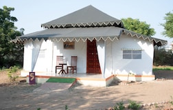 AC Cottage With Pool