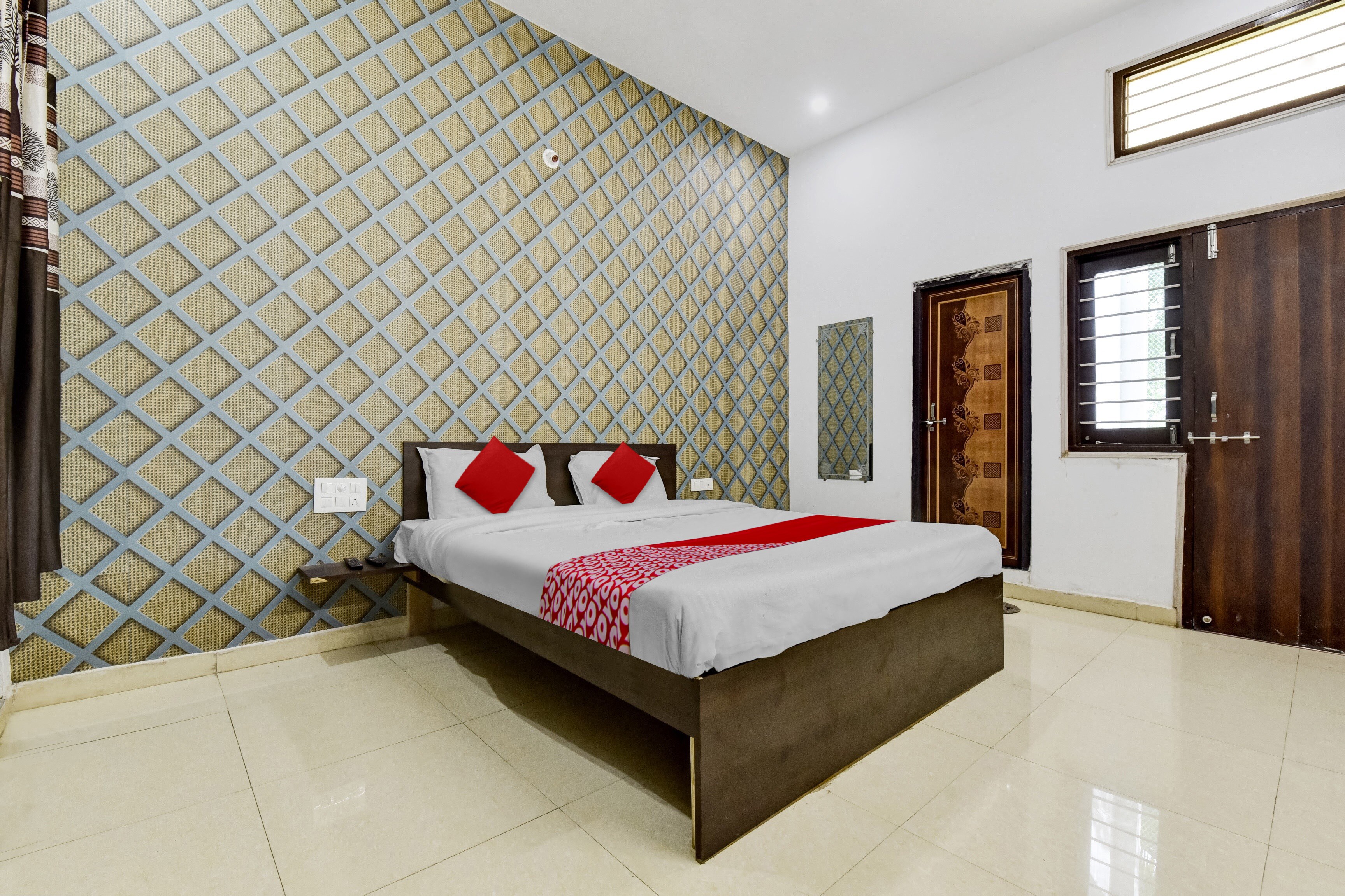 Hotel O Radhe - Tap to explore photos