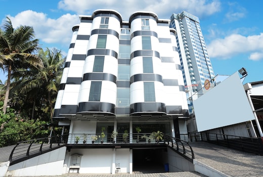Super Townhouse Malabar Illam