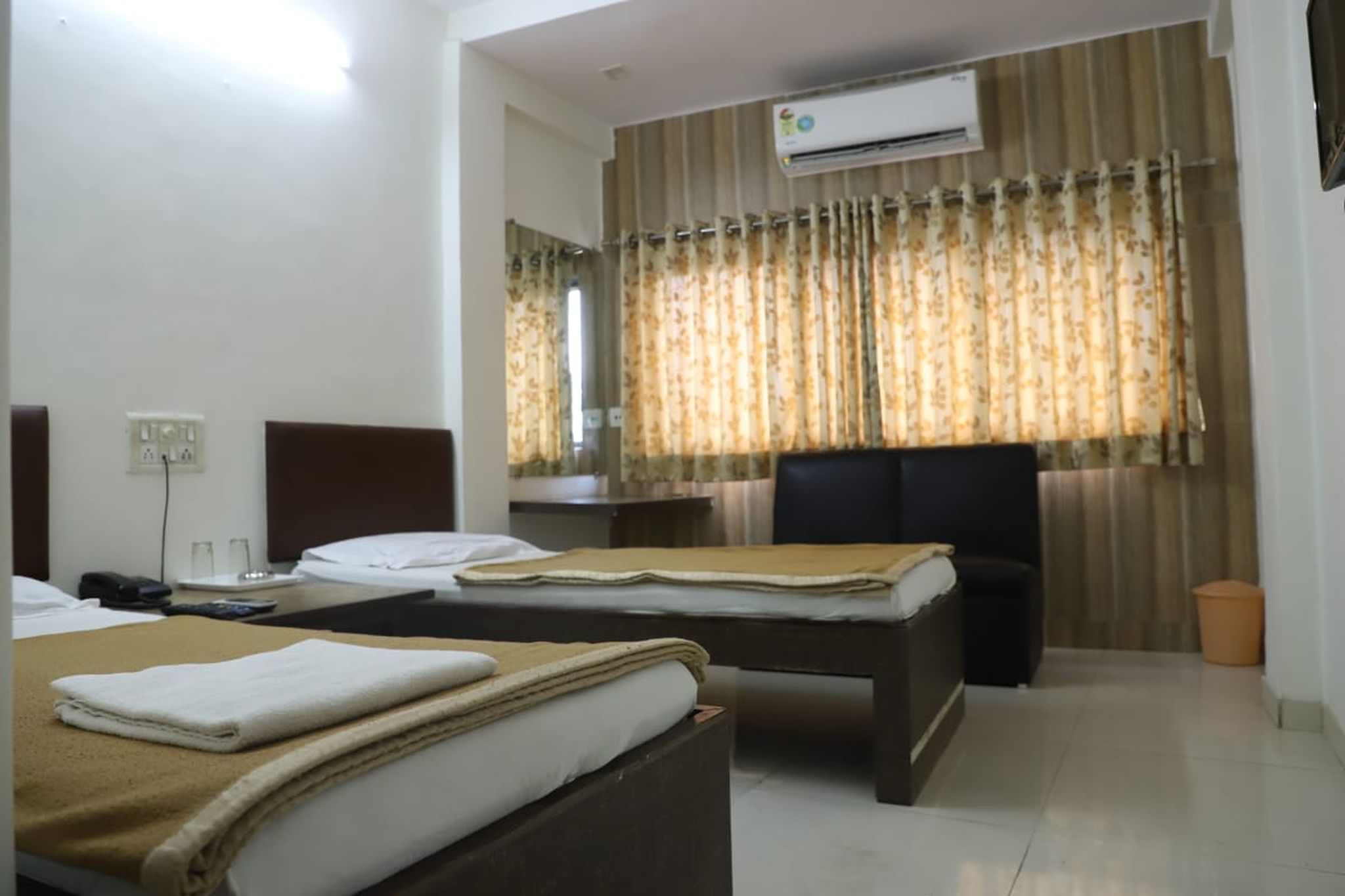 Hotel J B Surat Inr 277 Off 9 9 9 Hotel Price Address