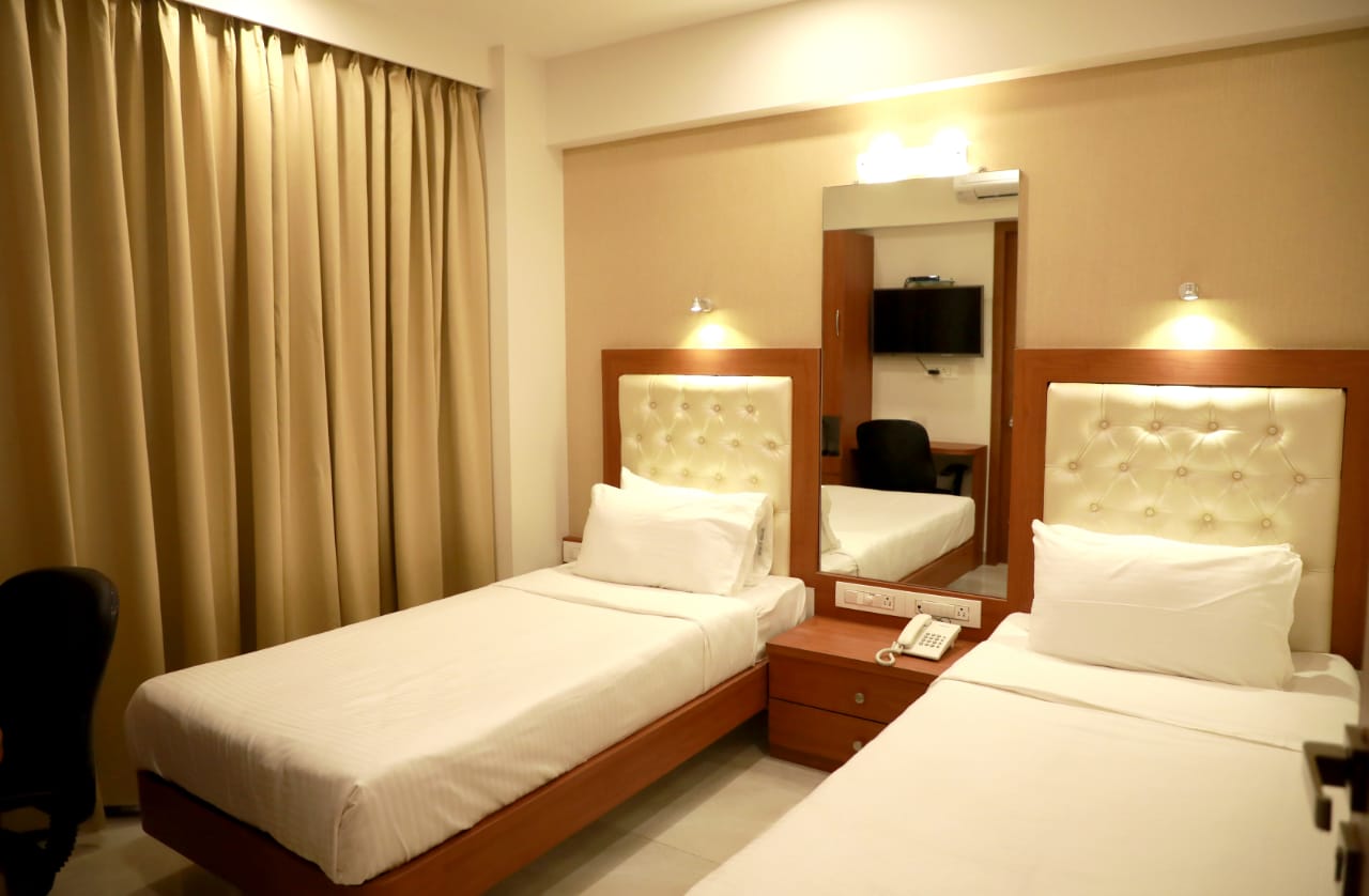 Deluxe Room (Queen Bed or 2 Twin Beds) 1