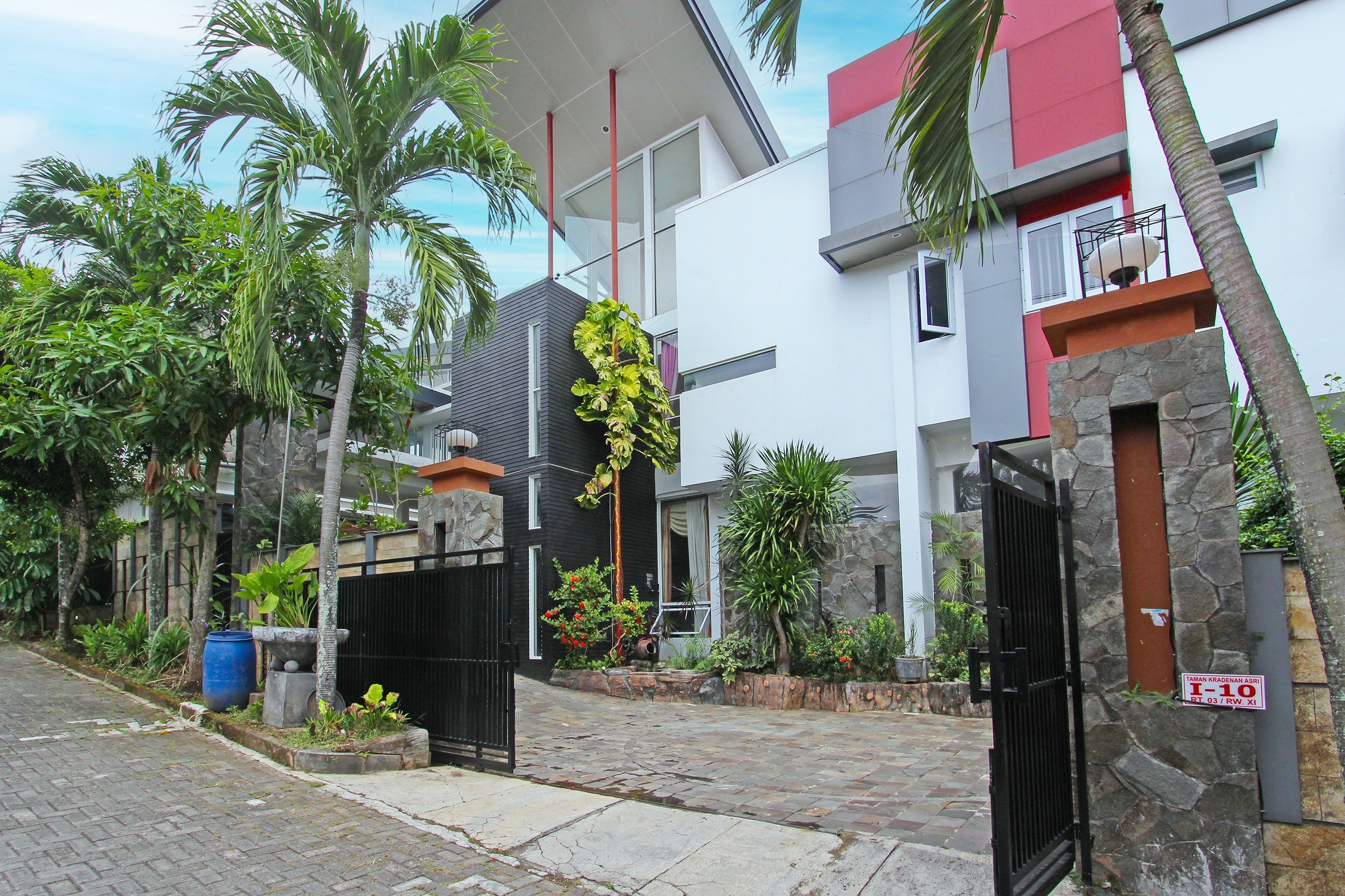 Super OYO Capital O 91665 D'prof Exclusive Guesthouse - Tap to explore photos