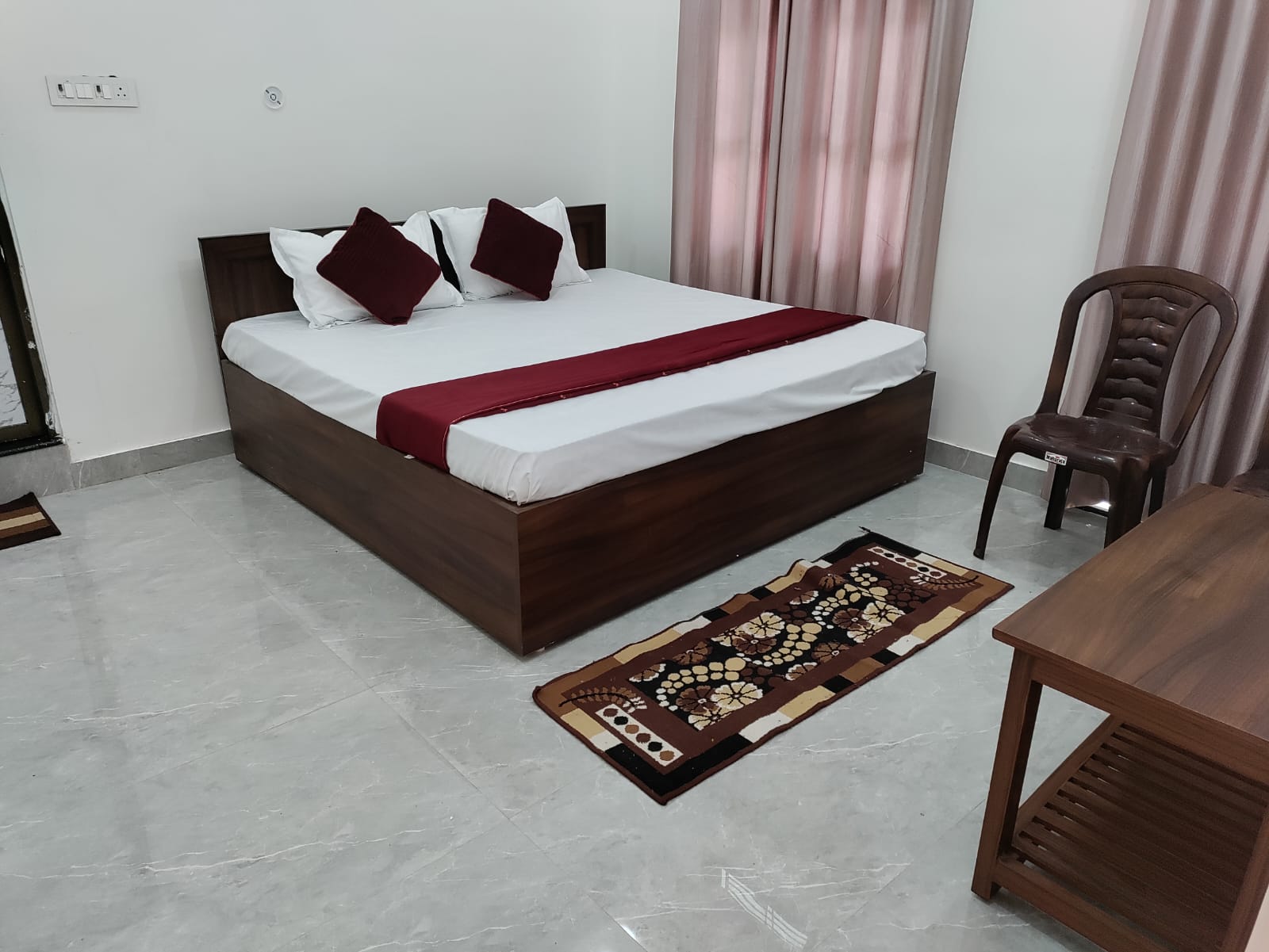 OnlyStay The Ashoka Palace Near Ram Mandir - Tap to explore photos