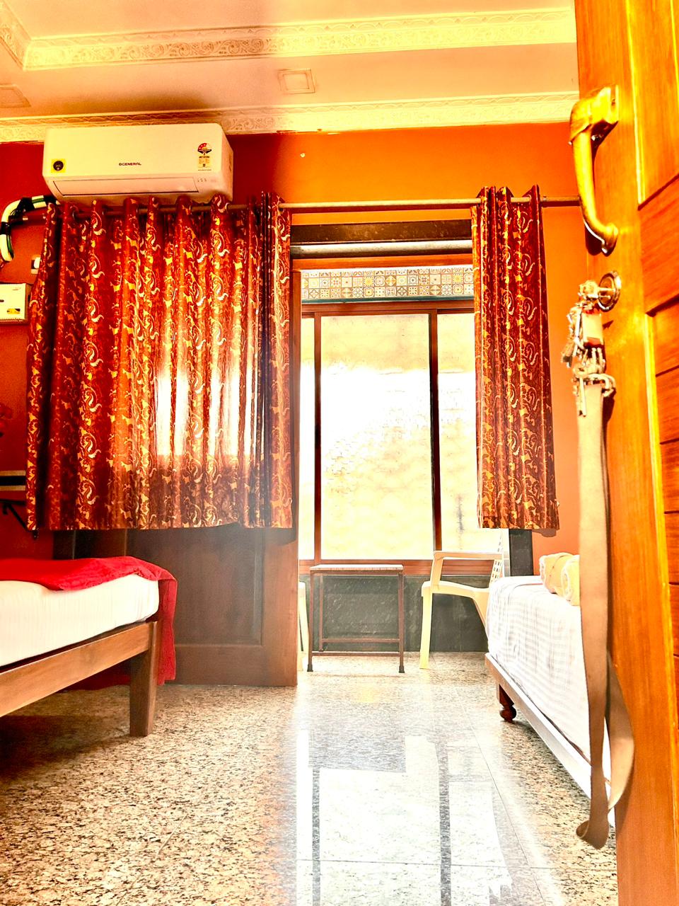 Holiday Home 4 Bedroom Apartment - Tap to explore photos