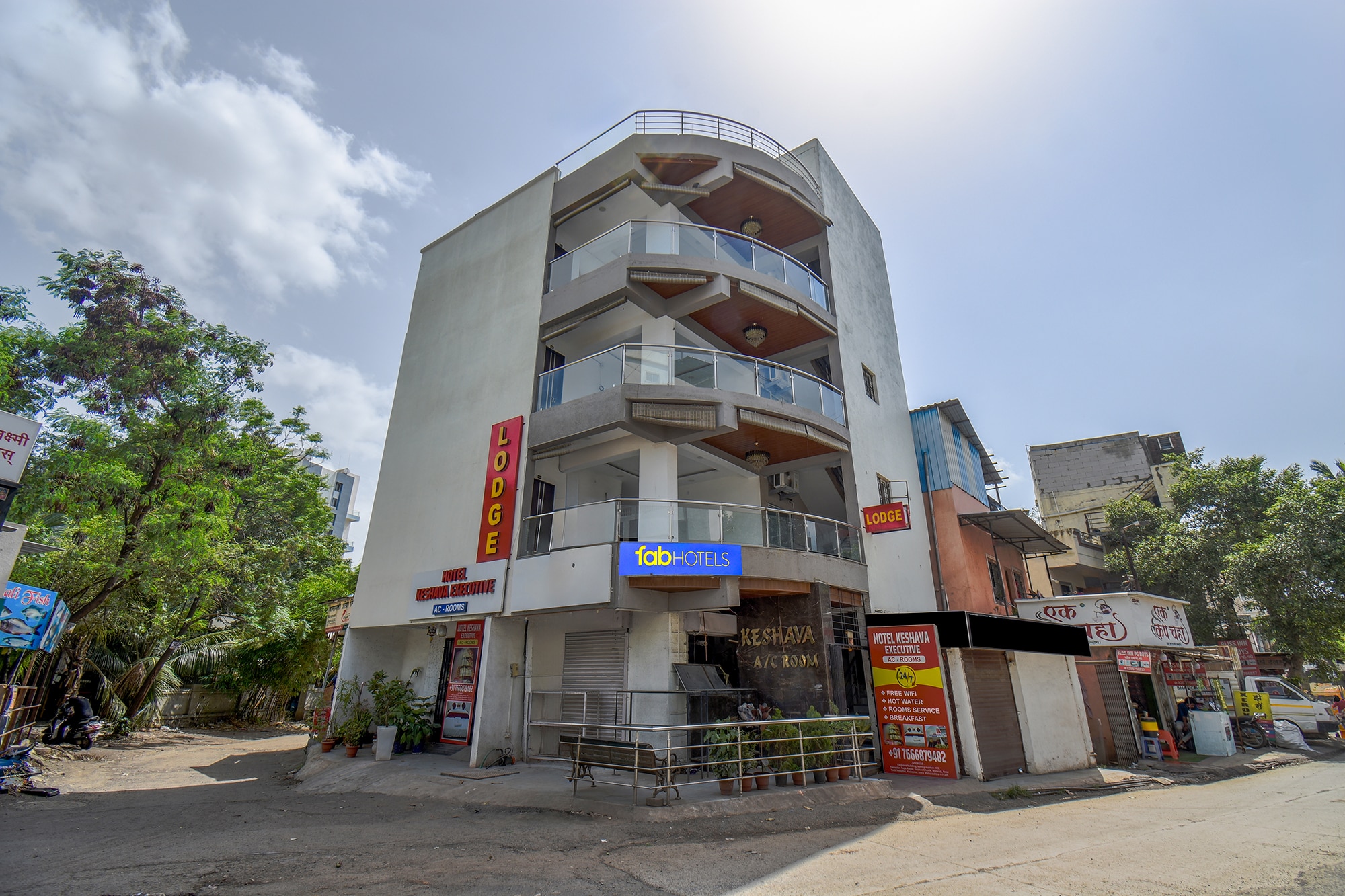 FabHotel Keshava Executive - Nr. Mahadji shinde chhatri - Tap to explore photos
