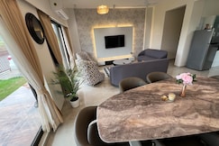 Aviators Abode with Private pool & Mountain View, Karjat