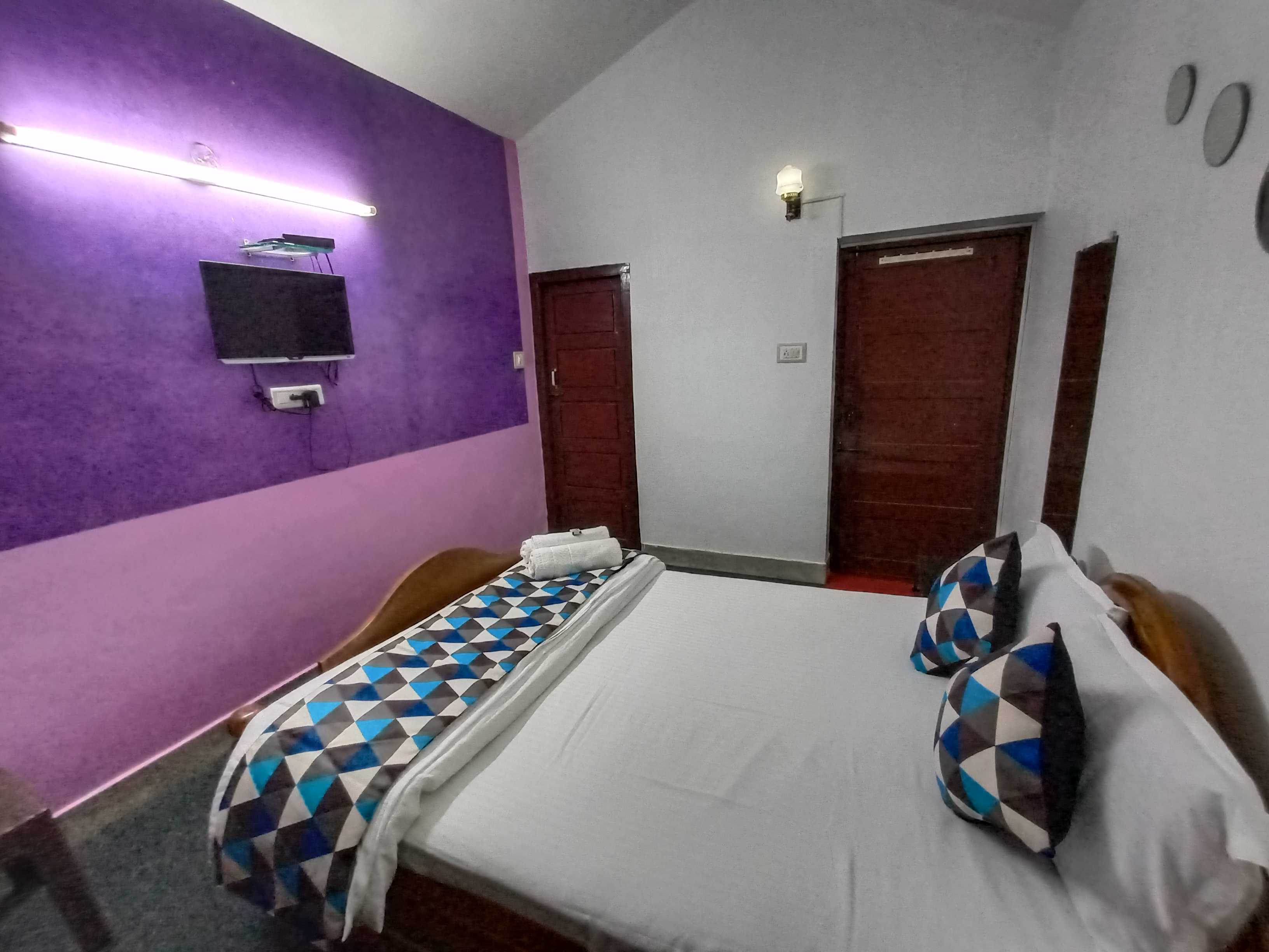 Stay Inn Budget Room - Tap to explore photos