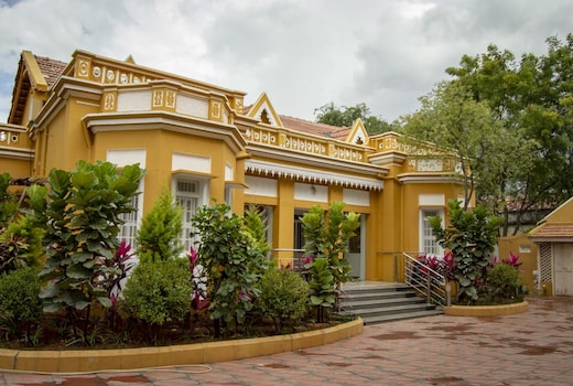 Roambay | Dorms & Cafe