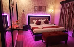 Flora Inn Mahogany Manor