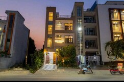 Spot on  Aura Inn, Noida