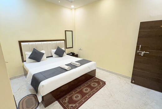 Shivoham inn | 900mts from kashi vishwanath temple