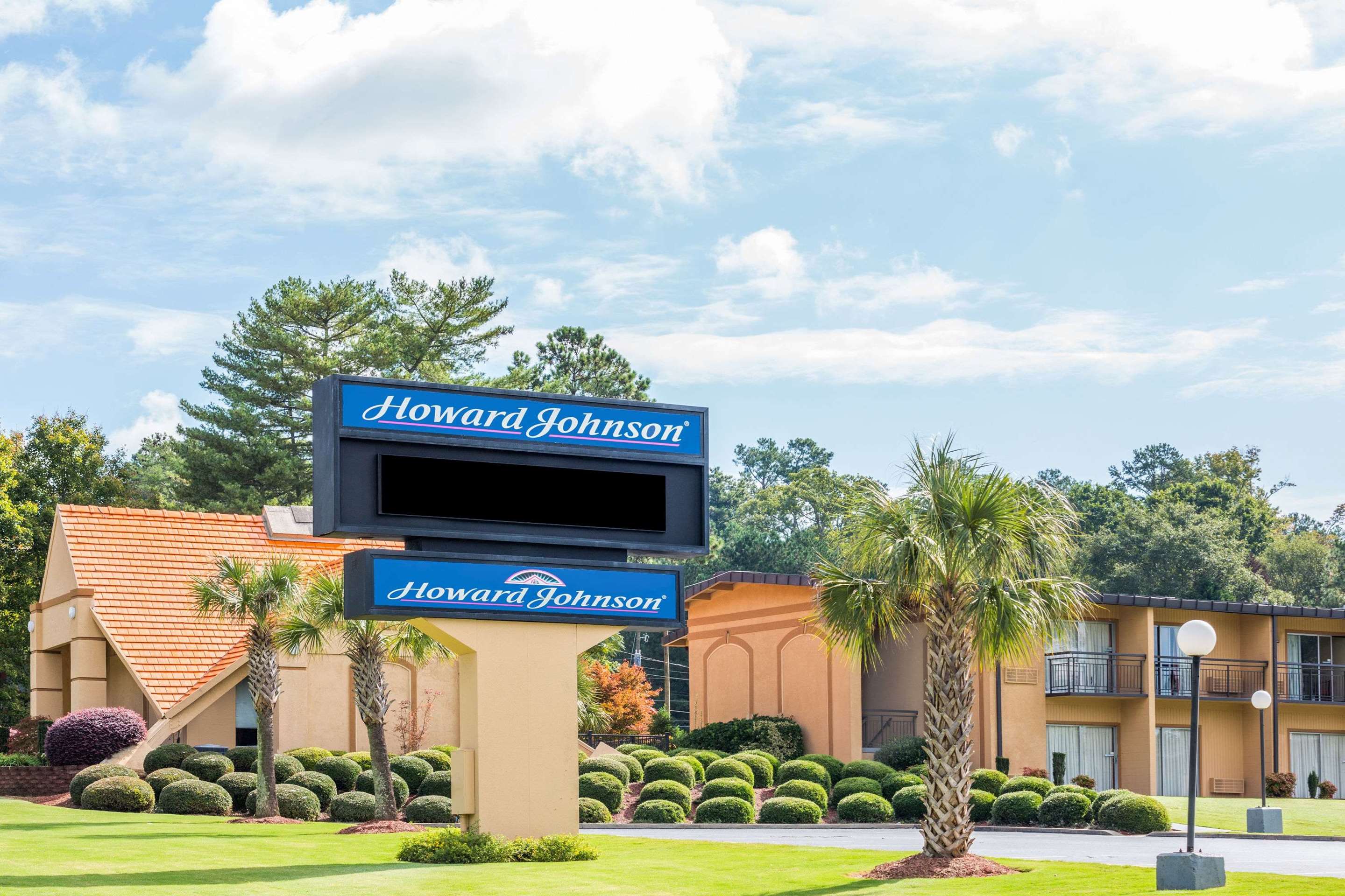 Howard Johnson by Wyndham Athens - Tap to explore photos