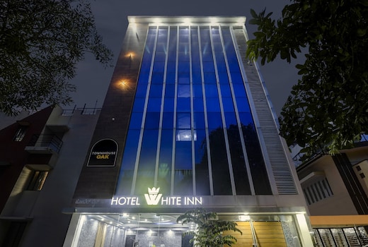 Townhouse OAK SRK White Inn Near Ragigudda Sri Prasanna Anjaneyaswamy Temple