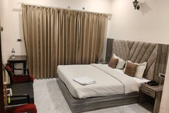 Trio Bliss Stayz, Dehradun