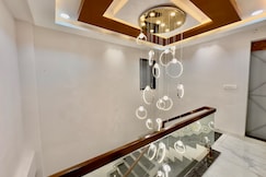 Villa Vista: Luxury 3BHK Villa with Private Jacuzzi & Penthouse for Groups, Indore