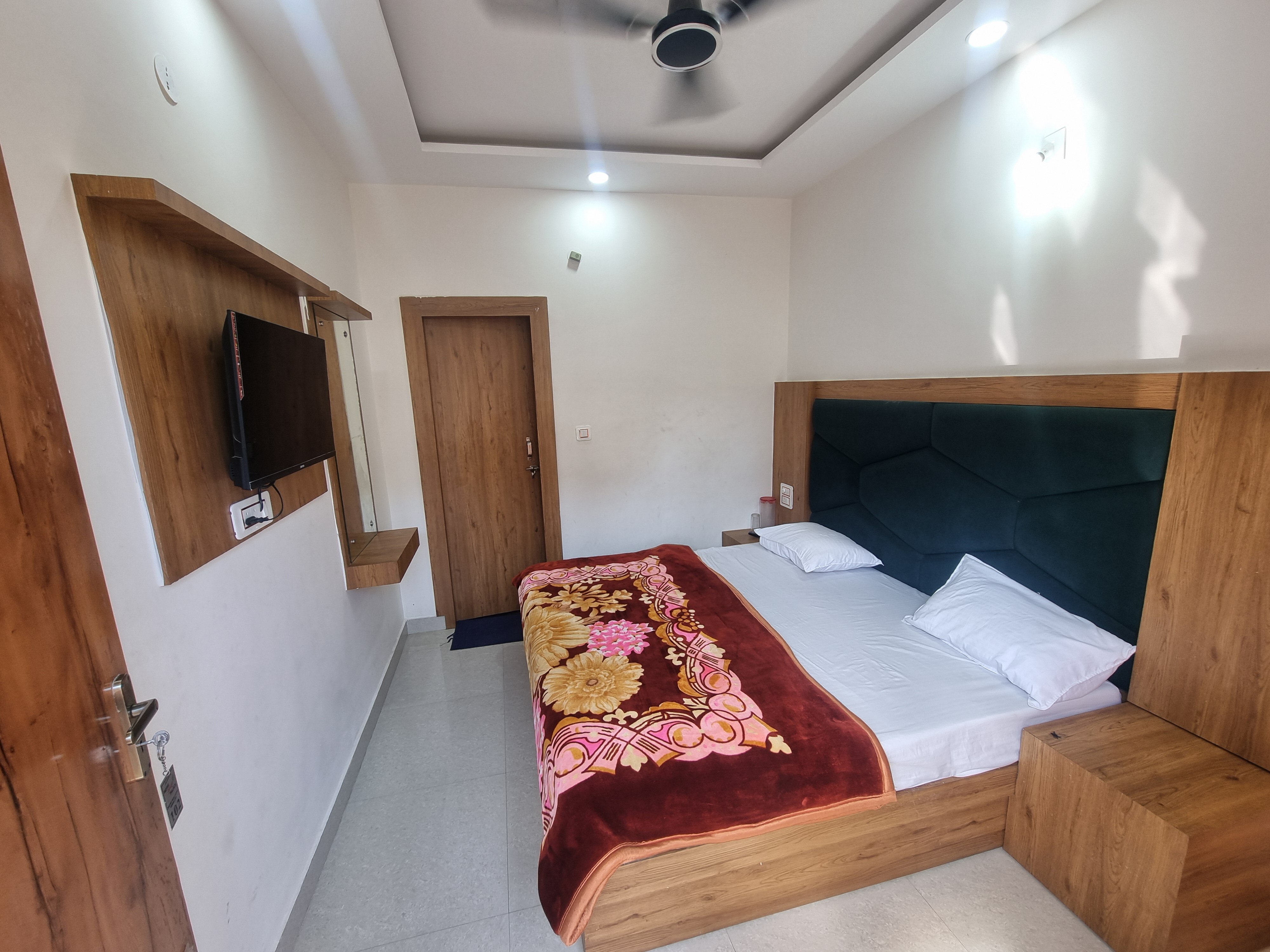 Hotel Kanha Palace - Tap to explore photos