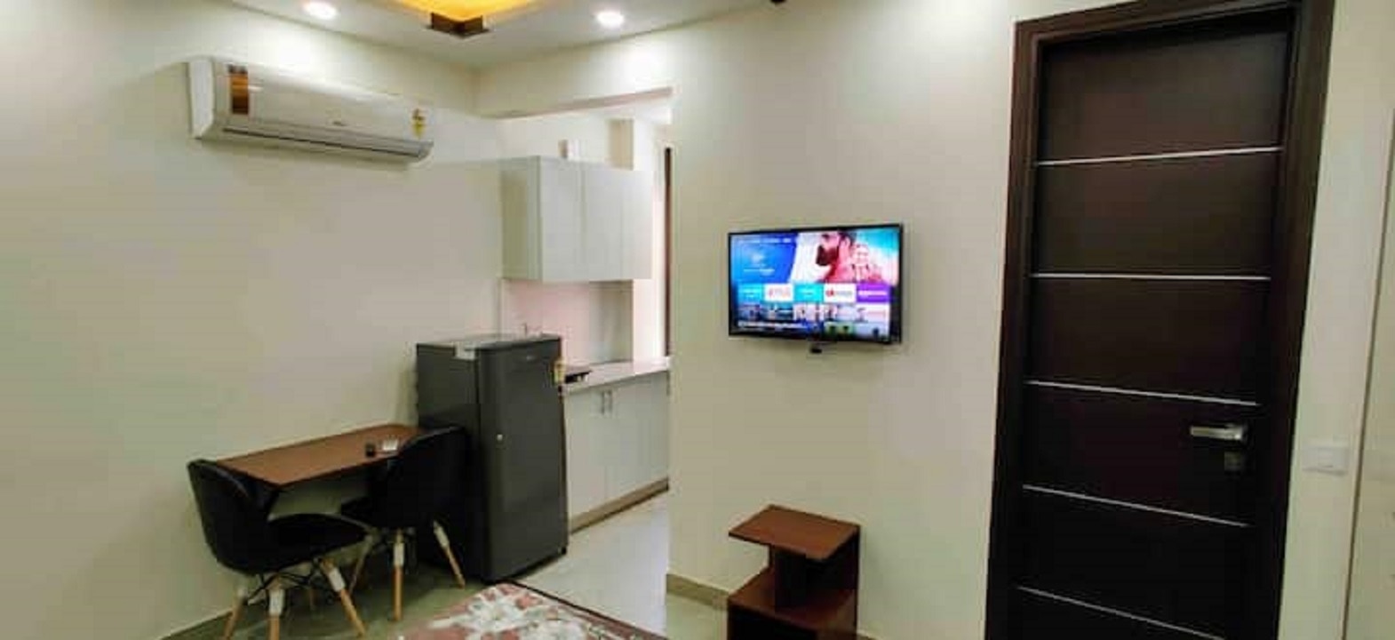 Westay Premium Private Studio Apt w/ WiFi,Lift & King Bed - Tap to explore photos