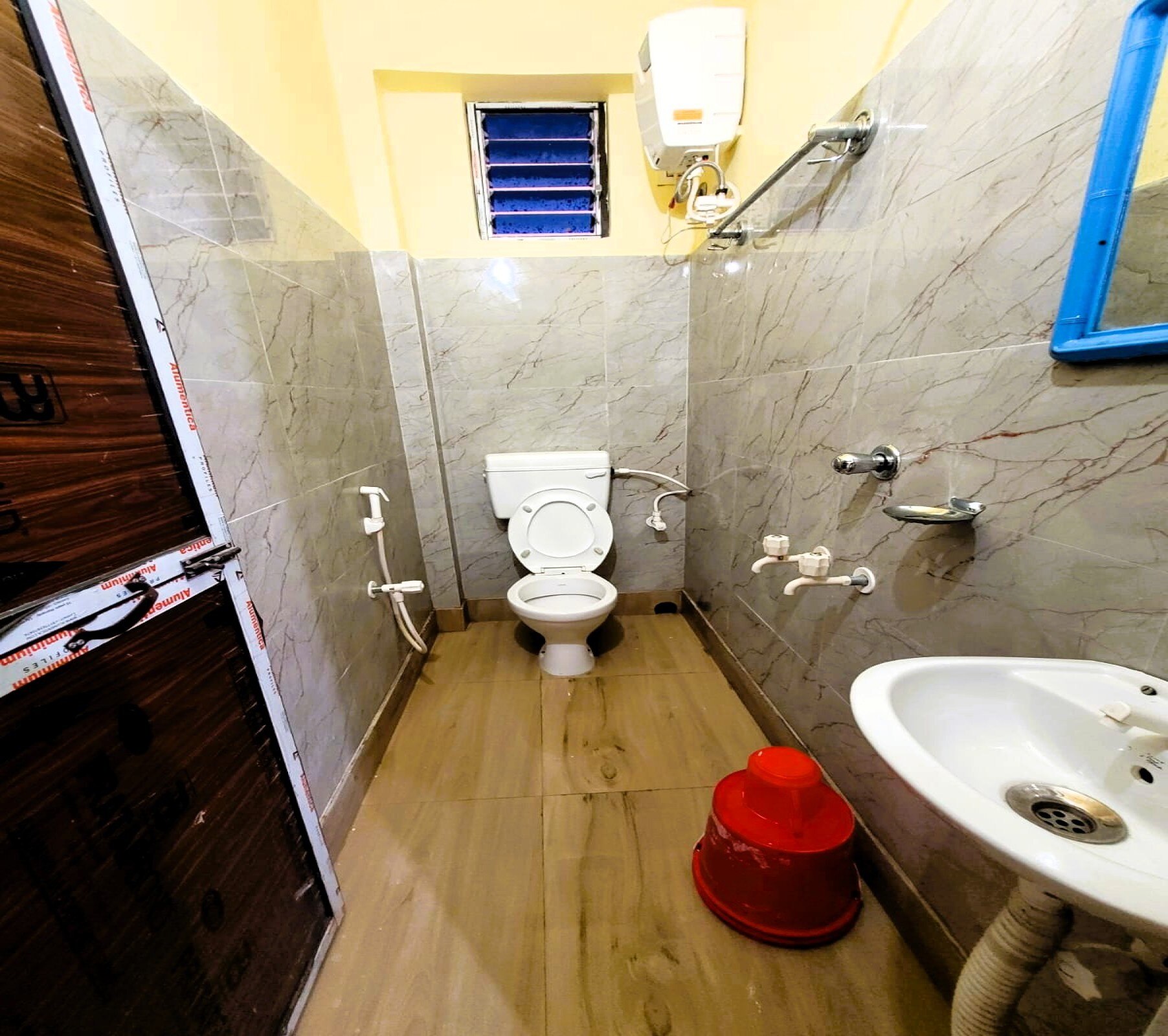 FrontviewStay near Chinar Park - Tap to explore photos