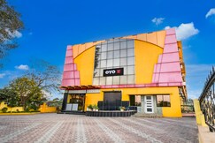 Hotel O The Trio, Bhatapara